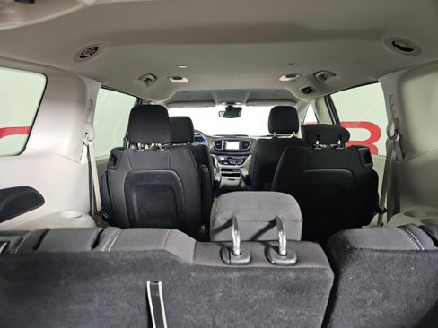 Used 2023 Chrysler Voyager LX image 9
