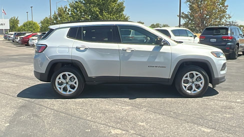 New 2025 Jeep Compass Latitude image 2