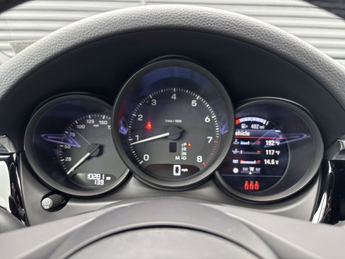 Certified 2025 Porsche Macan image 11