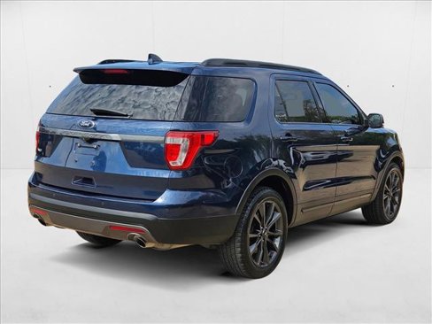 Used 2017 Ford Explorer XLT w/ Equipment Group 202A image 5