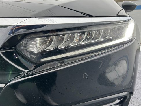 Used 2018 Honda Accord Touring image 9