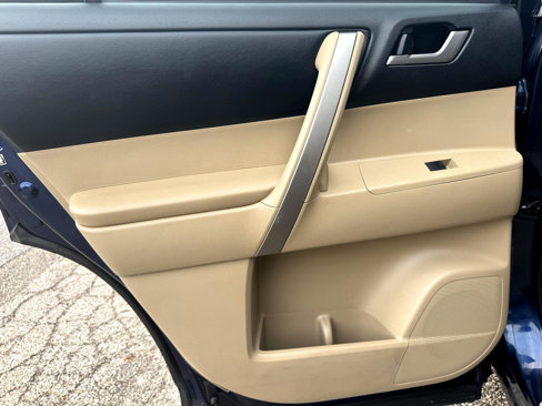 Used 2013 Toyota Highlander SE image 25