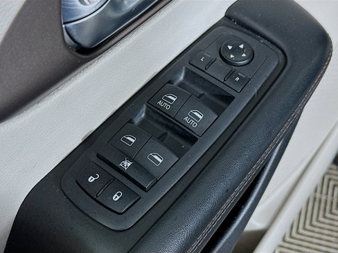 Used 2019 Chrysler Pacifica Touring-L image 17
