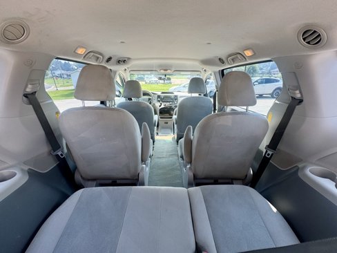 Used 2014 Toyota Sienna L image 10