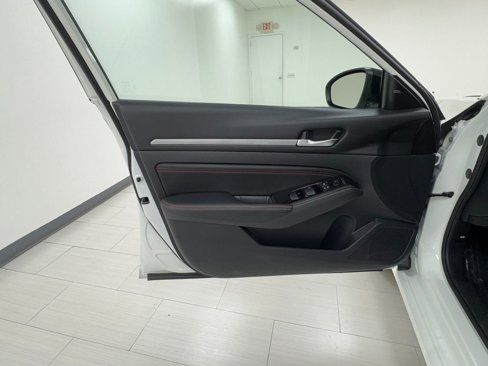 Used 2023 Nissan Altima 2.5 SR image 9