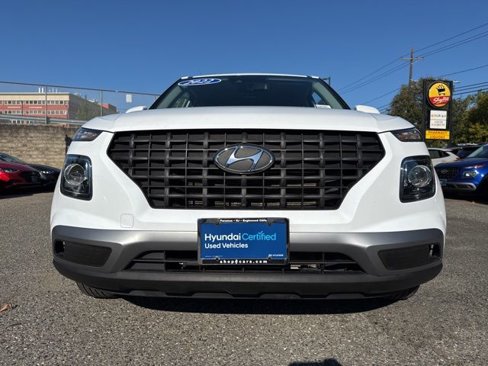 Certified 2022 Hyundai Venue SE image 2