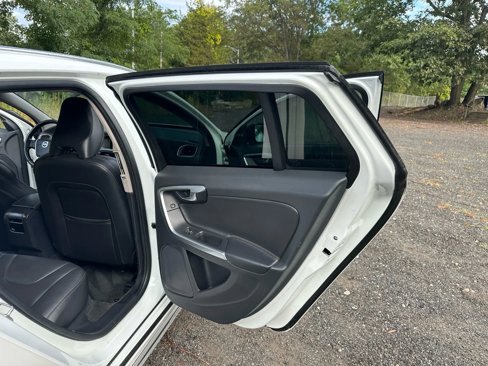 Used 2016 Volvo V60 T5 Cross Country image 17