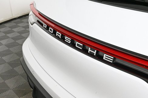 Certified 2022 Porsche Macan image 38