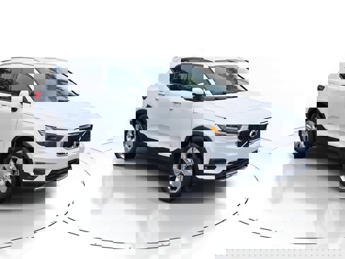 Certified 2021 Volvo XC40 T4 Momentum image 1