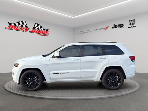 Used 2021 Jeep Grand Cherokee Laredo X image 2
