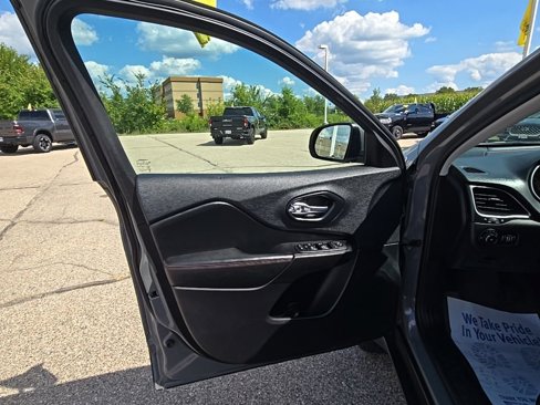 Used 2019 Jeep Cherokee Trailhawk w/ Cold Weather Group image 33