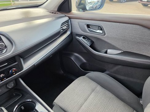 Used 2023 Nissan Rogue SV image 31