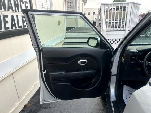 Used 2016 Kia Soul + image 8