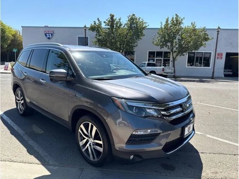 Used 2017 Honda Pilot Touring image 1