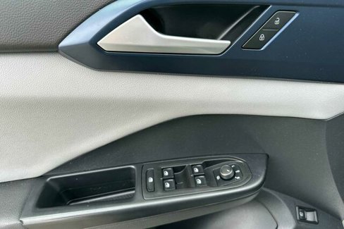 Certified 2023 Volkswagen Taos SE w/ Panoramic Sunroof Package image 11