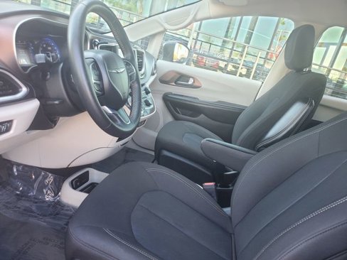 Used 2022 Chrysler Voyager LX image 14