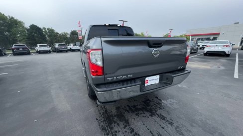 Used 2018 Nissan Titan SV image 10