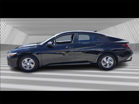 Certified 2024 Hyundai Elantra SE image 2