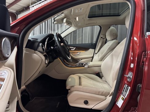 Used 2017 Mercedes-Benz GLC 300 4MATIC image 26