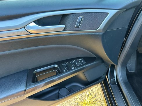 Used 2017 Ford Fusion SE w/ Fusion SE Technology Package image 27