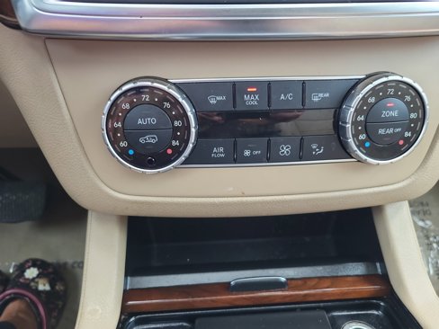 Used 2015 Mercedes-Benz GL 550 4MATIC image 31