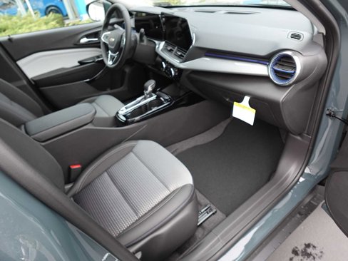 Used 2025 Chevrolet Trax LT w/ LT Convenience Package image 26