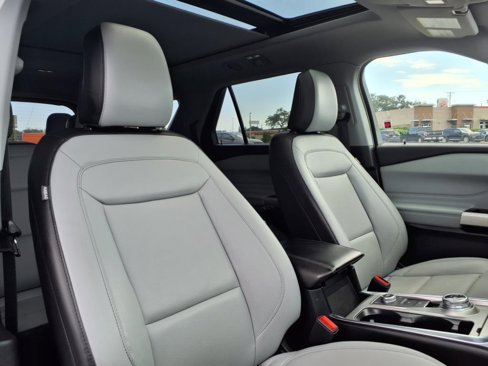 Used 2021 Ford Explorer XLT w/ XLT Sport Appearance Package image 19