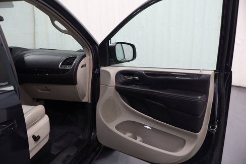 Used 2013 Chrysler Town & Country Touring-L image 13
