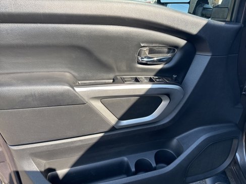 Used 2016 Nissan Titan SV image 12