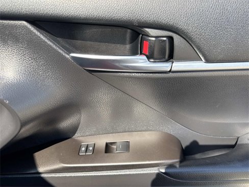 Used 2022 Toyota Camry SE image 10