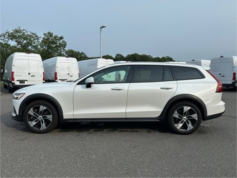 Used 2020 Volvo V60 T5 Cross Country image 4