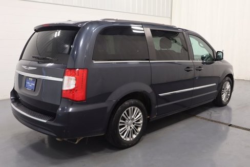 Used 2013 Chrysler Town & Country Touring-L image 9