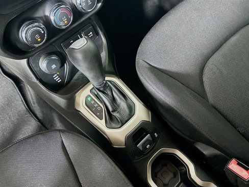 Used 2016 Jeep Renegade Latitude image 16