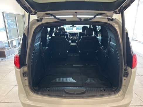 Used 2020 Chrysler Pacifica Limited image 11