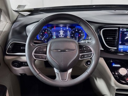 Used 2022 Chrysler Pacifica Touring-L image 13