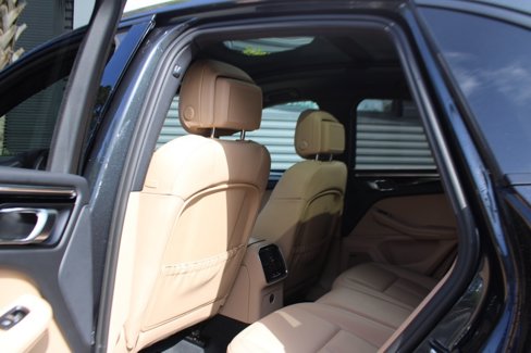 Certified 2024 Porsche Macan image 32