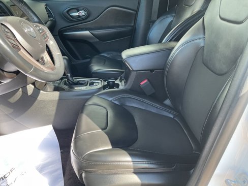 Used 2019 Jeep Cherokee Latitude Plus w/ Comfort/Convenience Group image 9