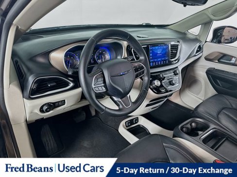 Used 2017 Chrysler Pacifica Touring-L image 19