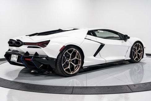 Used 2024 Lamborghini Revuelto image 3