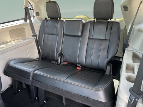 Used 2016 Chrysler Town & Country Touring-L image 19