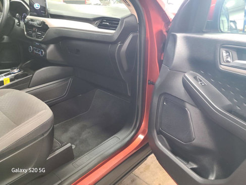 Used 2020 Ford Escape SE image 15