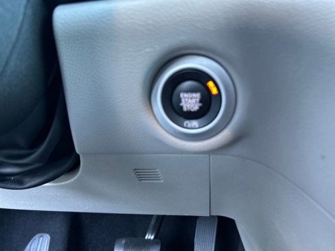 Used 2022 Chrysler Voyager LX image 31