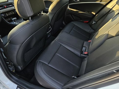 Used 2025 Genesis G70 2.5T image 11