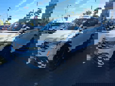 Used 2022 Volkswagen Tiguan SE w/ Panoramic Sunroof Package image 5