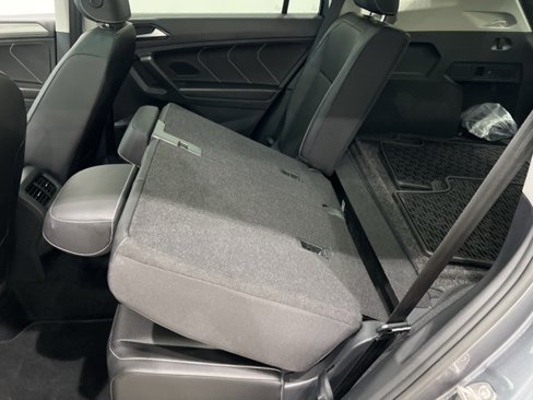 Used 2023 Volkswagen Tiguan SE w/ Panoramic Sunroof Package image 17