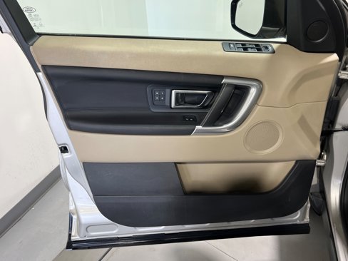 Used 2017 Land Rover Discovery Sport HSE image 12