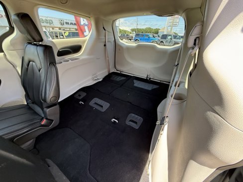 Used 2024 Chrysler Pacifica Touring-L image 10