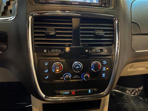 Used 2019 Dodge Grand Caravan SXT image 24