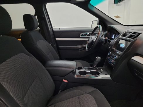 Used 2017 Ford Explorer XLT w/ Equipment Group 201A image 21