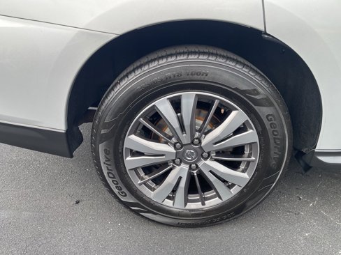 Used 2020 Nissan Pathfinder SV image 16